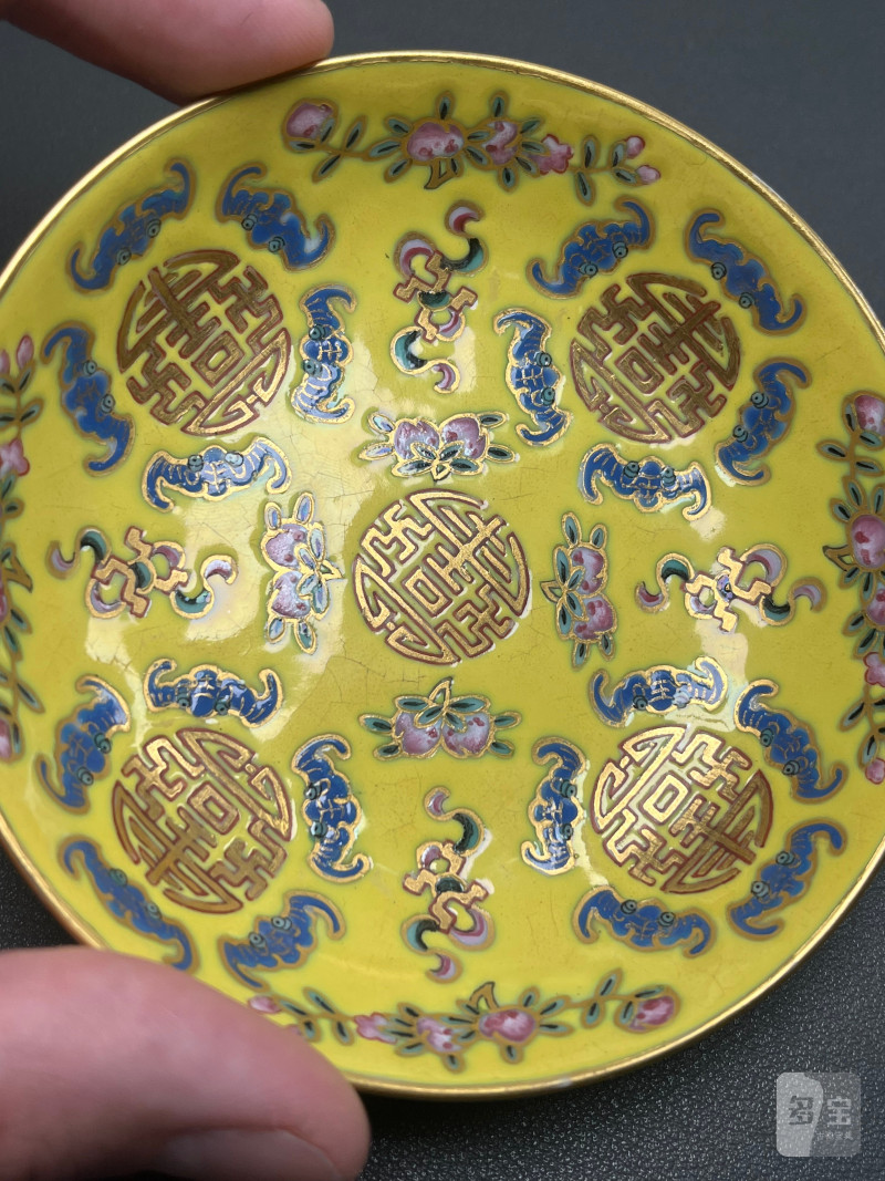 清同治  黄地粉彩万福万寿三寸碟 - 图9